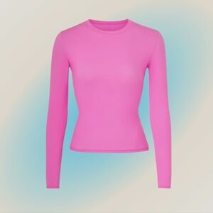 SKIMS Fits Everybody Long Sleeve T-Shirt In Neon Orchid